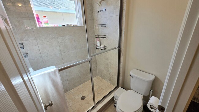 Building Photo - Beautiful 4 Bed / 3.5 Bath Home ~ Available April 1st + Incentive!