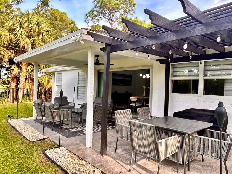 Building Photo - 6205 SE Circle St