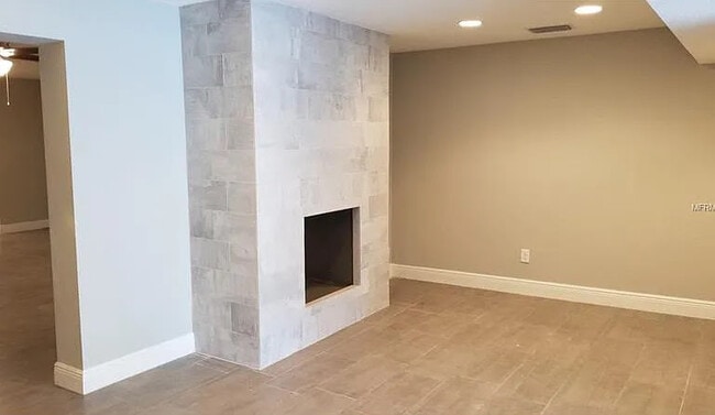 Building Photo - 727 N Himes Ave