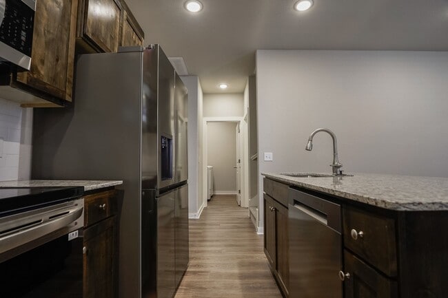 Building Photo - 4 Bedroom 3.5 bath home in Fayetteville!