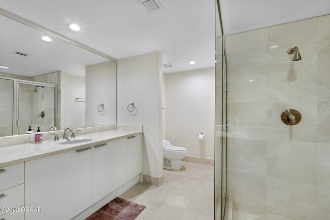 Building Photo - 231 Riverside Dr