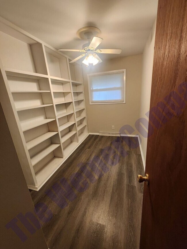 Building Photo - 4 Bedroom 2 bath House Available August 1st!