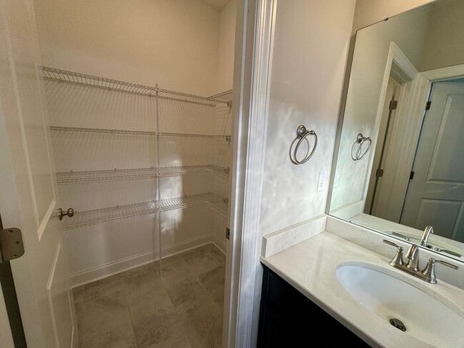 Building Photo - Look and Lease