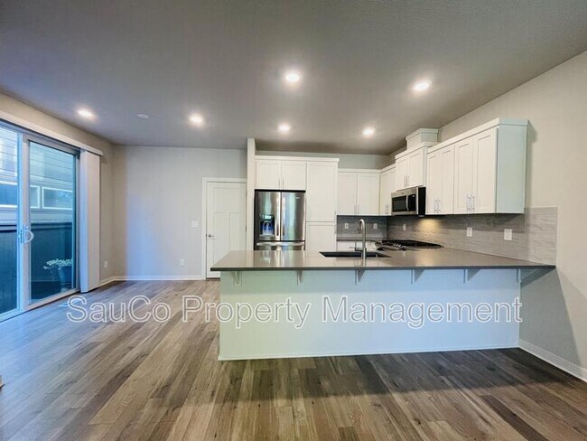 Building Photo - 6473 SE Genrosa St