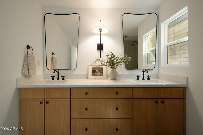 Building Photo - 7837 E Crestwood Way