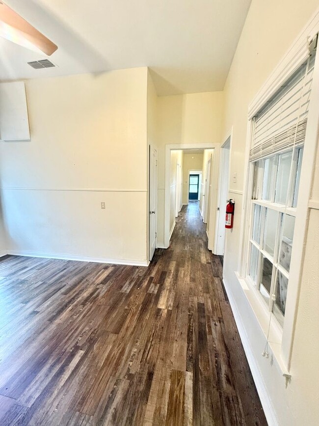 Building Photo - 3 bed/1 bath Duplex