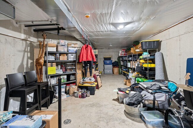 Building Photo - Custom Craftsman Estate on 1.5+ Sun-drenched Acres