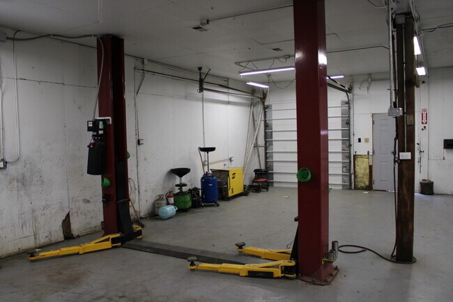 Building Photo - Unique Rental in Grandview with 3 bay gara...