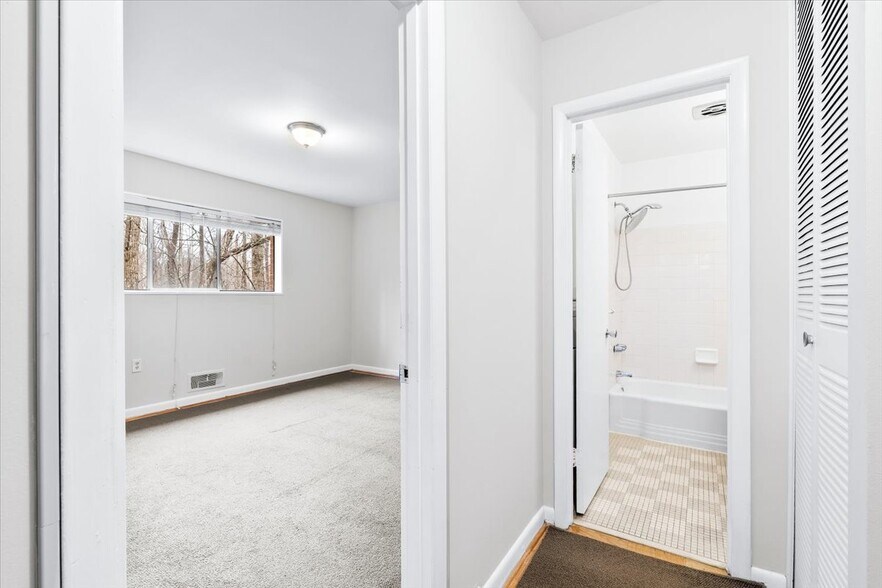 Building Photo - 10631 Weymouth St