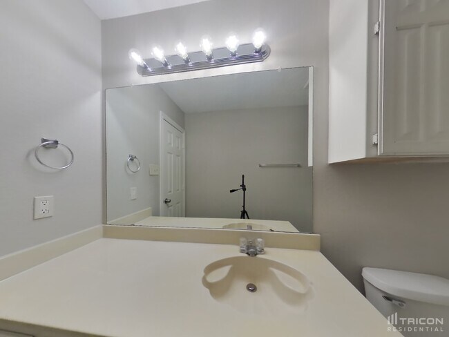Building Photo - 934 Robinwood Dr