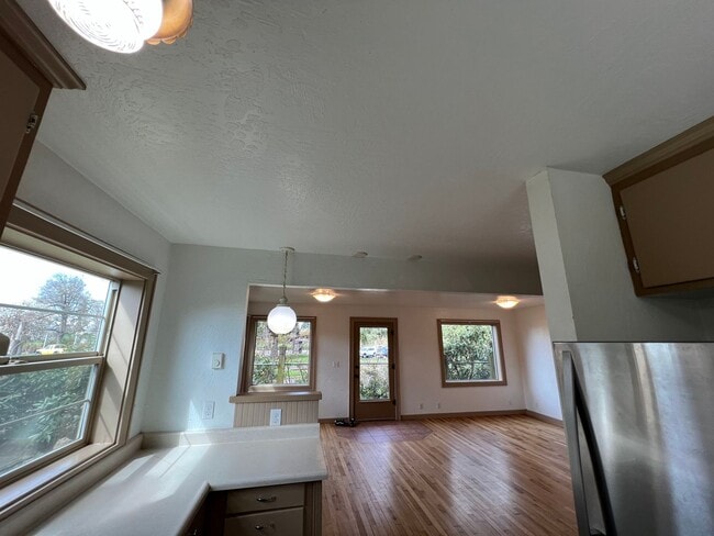 Building Photo - 3 Bed, 1.5 Bath near Rose Garden and Willamette River bike path in Whiteaker
