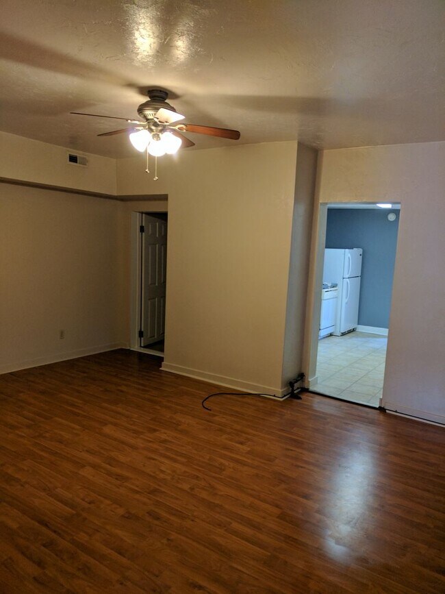 Building Photo - Cozy 2 Bedroom Apartment with Backyard Pat...