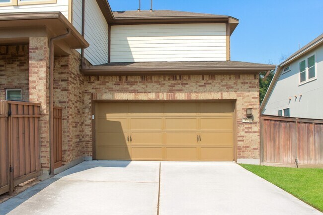 Building Photo - 907 Arden Oaks Dr
