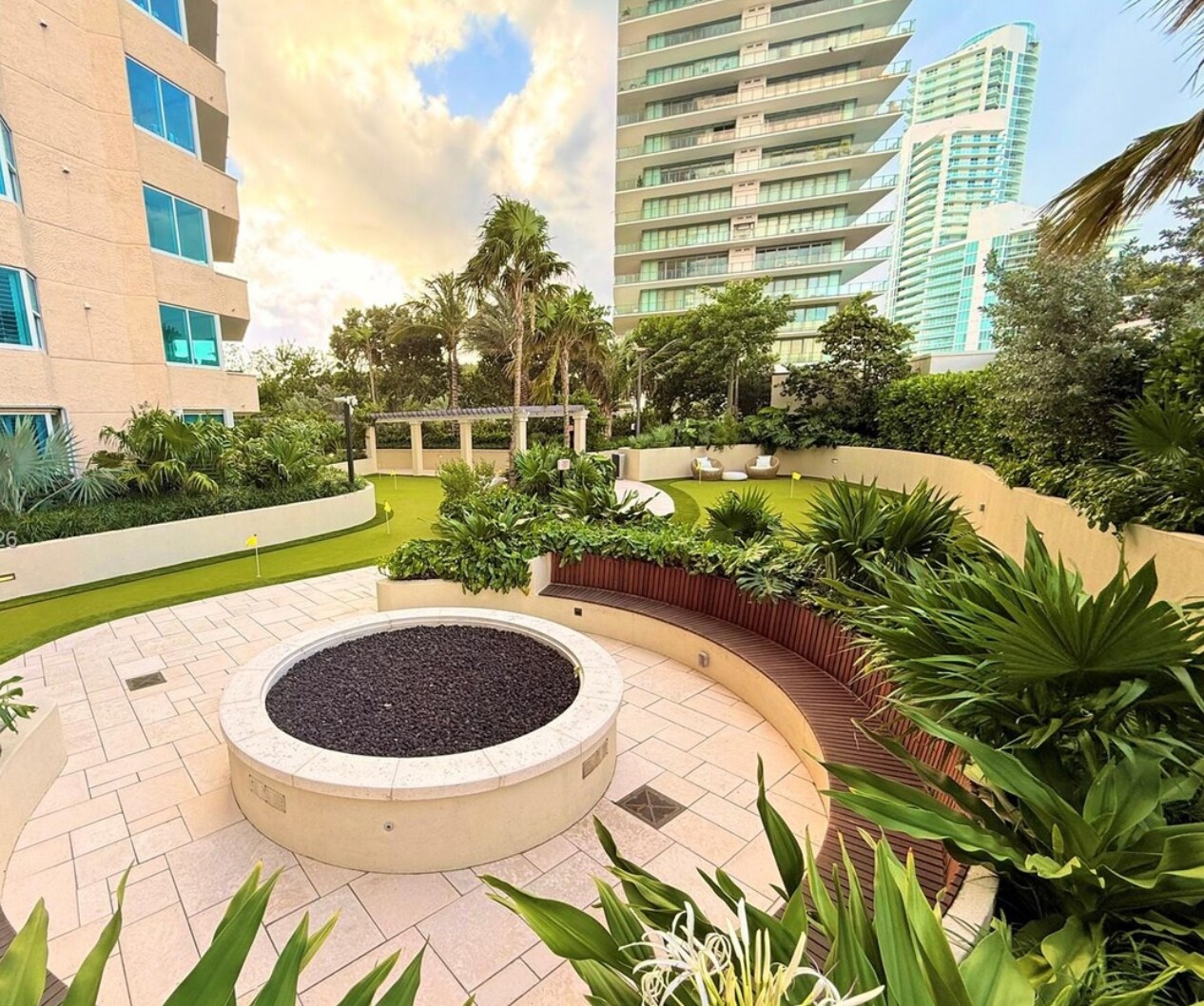 Building Photo - 400 S Pointe Dr