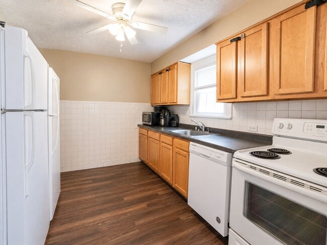 Building Photo - 802 Golfview Dr
