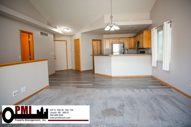 Building Photo - 3 Bedroom and 3 Bathroom Duplex. Available...