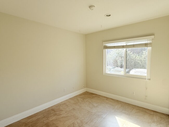 Building Photo - 142 Calle Maribel