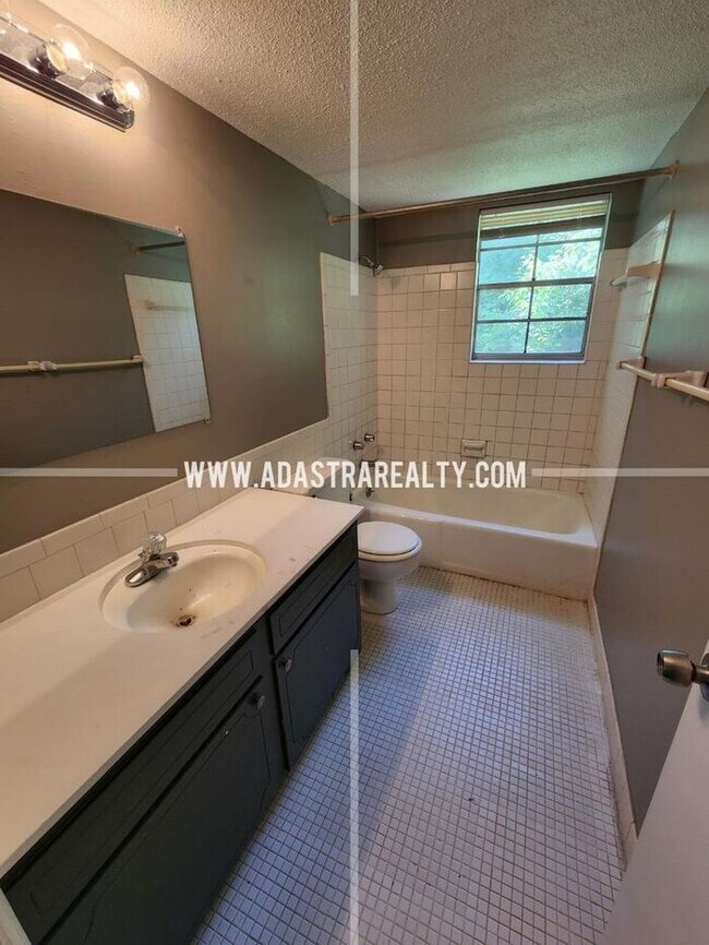 Building Photo - Affordable Raytown Area KCMO Apartment-Ava...