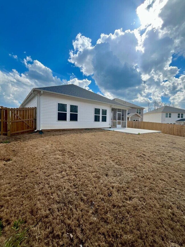 Building Photo - 3 BR, 2 BA with Fenced Yard and Fantastic Amenities!