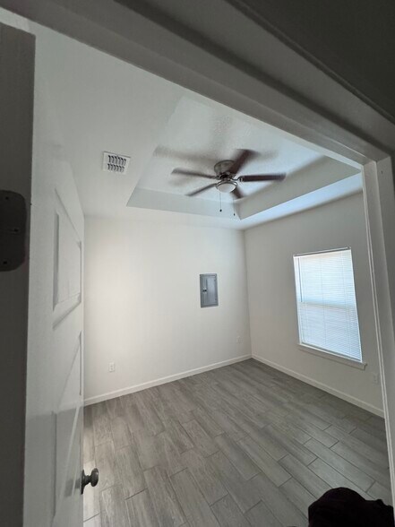 Building Photo - 2421 N Valley Cir