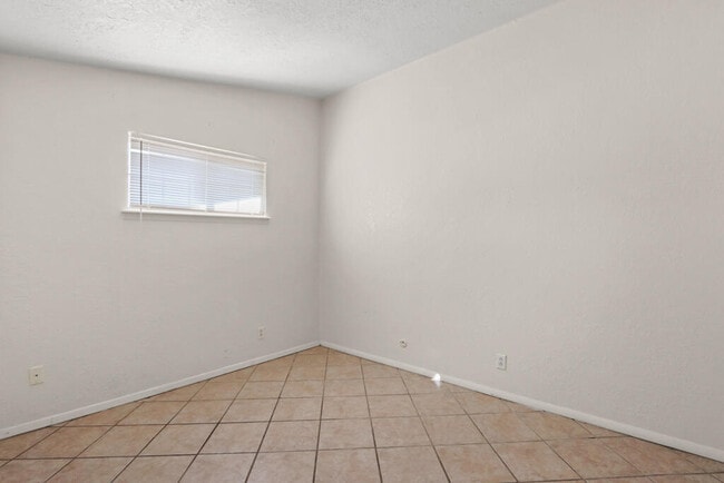 Building Photo - 1600 Sumac Dr