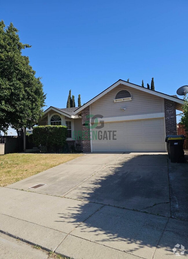 Building Photo - NOW AVAILABLE! Make this spacious 3 bedroo...