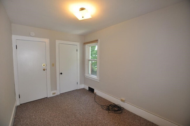 Building Photo - 921 Sylvan Ave