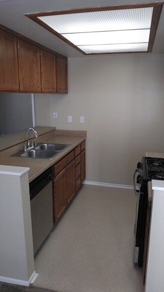 Kitchen dishwasher - 112 Malvern Ave