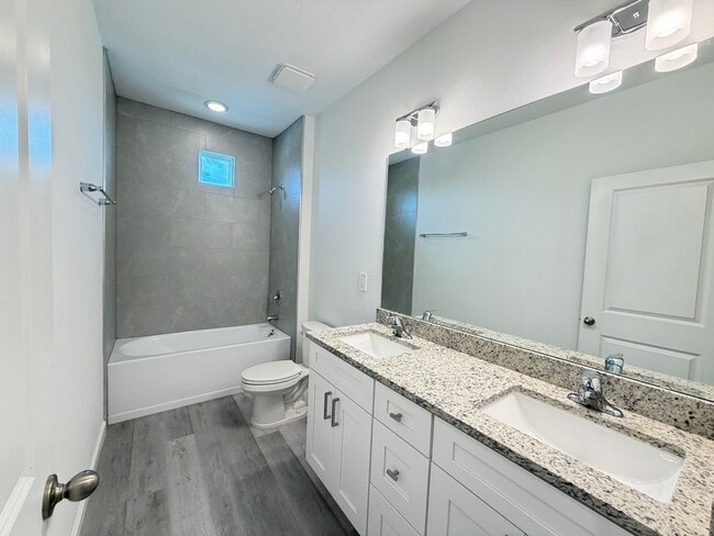 Building Photo - 5353 Vista Lago Dr