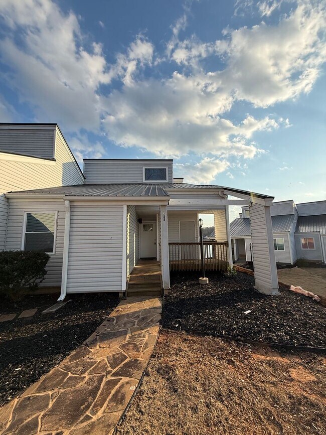 Building Photo - Lakefront Living at Fairfield Plantation