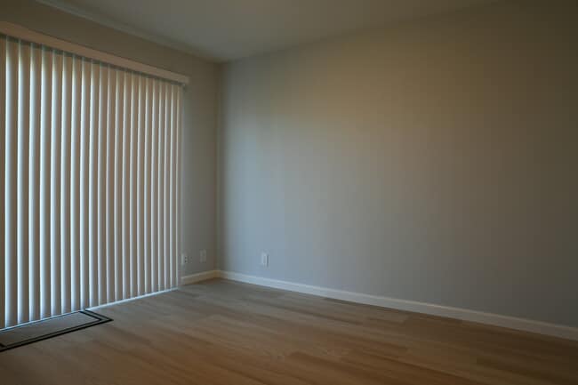 Building Photo - 145 Evergreen Way