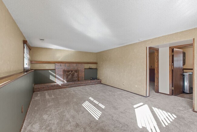 Building Photo - 4 bed, 2 bath, large yard available in Woo...