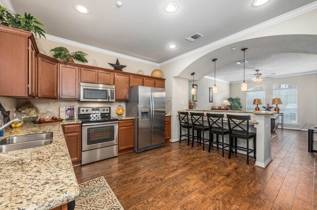 Building Photo - AVAILABLE FOR AUGUST PRE-LEASE!! 4 Bed, 4.5 Bath in gated Lakeridge