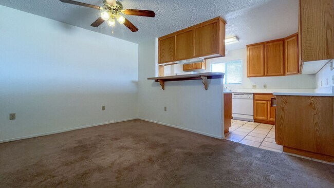 Building Photo - Cute 3 Bedroom 2 Bathroom Home