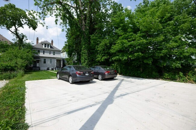 Building Photo - 135 E Norwich Ave