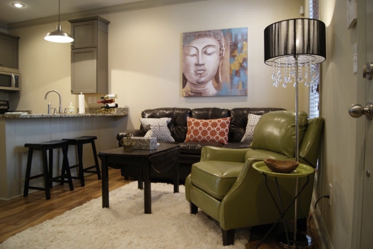 Living Room/Dining Area - Franklin Court Apartments