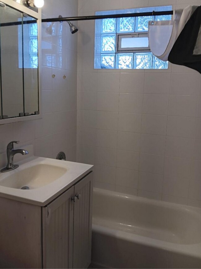 Building Photo - 9225 Mason Ave