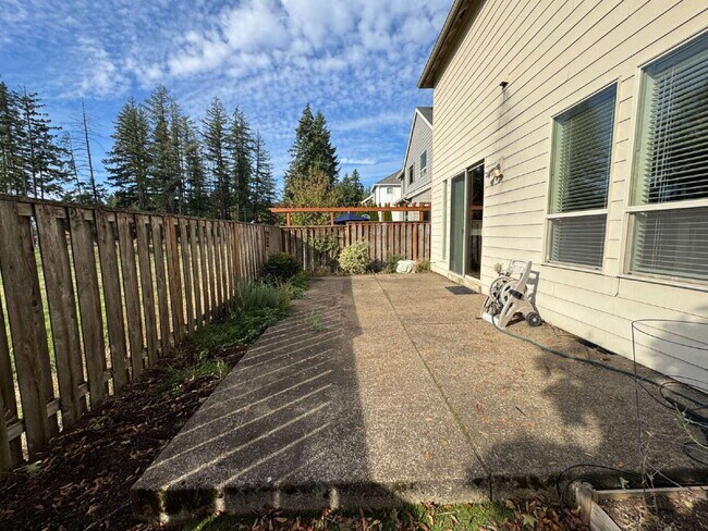 Building Photo - 4 Bedroom - 2 1/2 Bath Tualatin Home