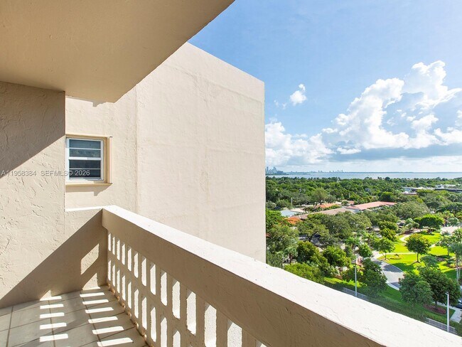 Building Photo - 90 Edgewater Dr