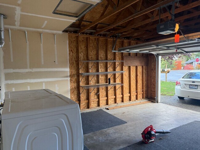 Building Photo - Burlington Two Bedroom House