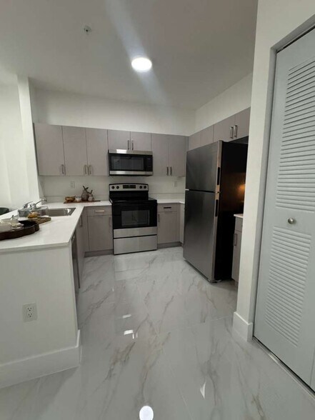 Building Photo - 943 W 67th St