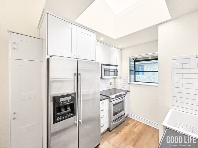 Building Photo - Beautiful 2BD/2BA W/ Reserved Parking and In-Unit Laundry in La Mesa!