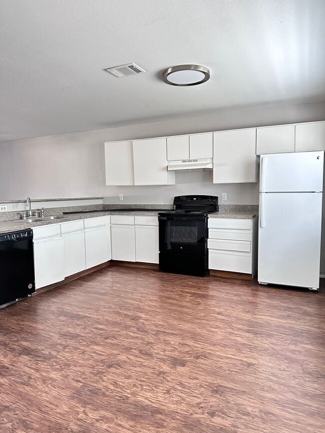 Building Photo - Best Value near Downtown for Immediate Mov...