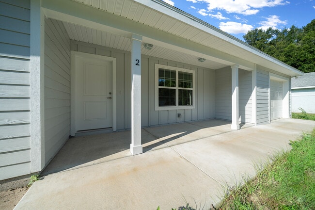 Building Photo - 2 Pine Crse Dr