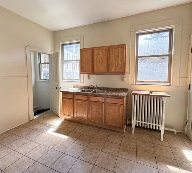 Building Photo - 205 N 18th Ave E