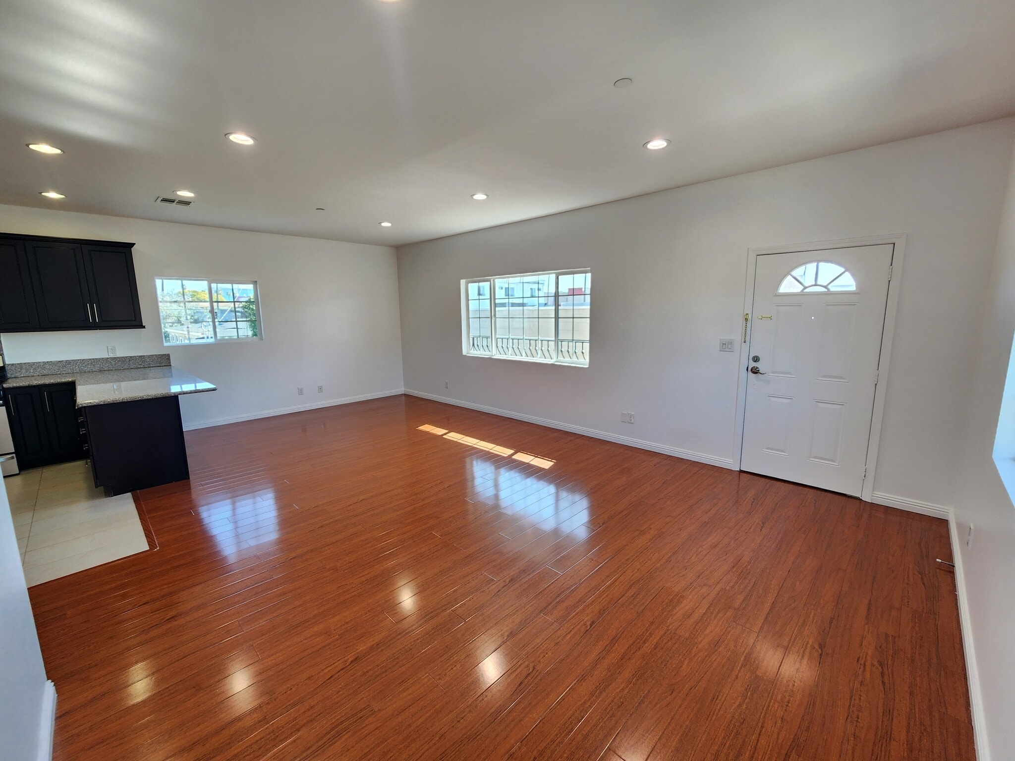 Building Photo - 1516 1/2 N Kingsley Dr