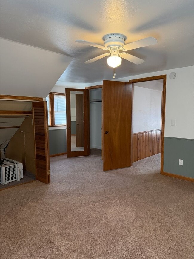 Building Photo - 3 Bed, 2 Bath Home with Garage