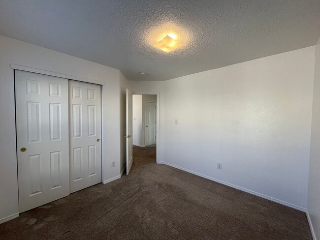 Building Photo - Nice 3 Bedroom 2.5 Bathroom Located In A G...