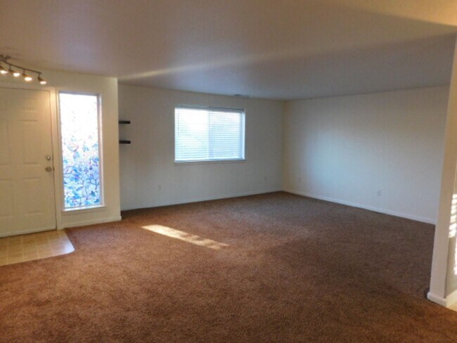 Building Photo - 3Bd/2.5Ba Two-story house- Available to View!