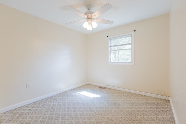 Building Photo - Beautiful 3 BR/2.5 BA Townhome in Millersv...